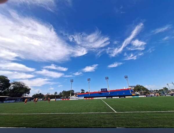 Fútbol profesional sobre césped sintético: Ni mejor ni peor: diferente - Fútbol - ABC Color