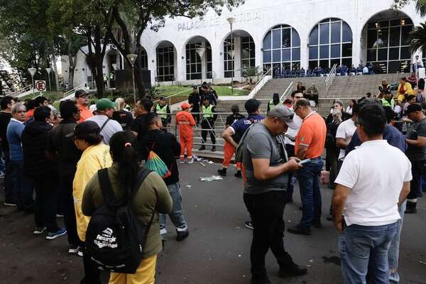 Extrabajadores y jubilados de exCorposana y Essap exigen resolución de juicio con más de 20 años - Nacionales - ABC Color