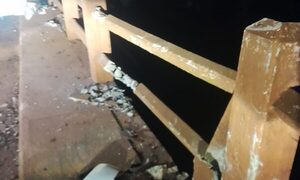 Camioneta chocó contra baranda del puente Monday por neblina y falta de visibilidad