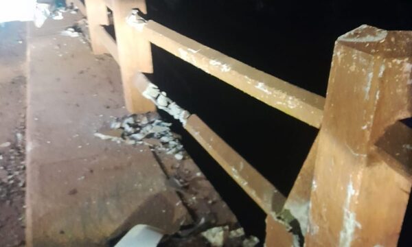 Camioneta chocó contra baranda del puente Monday por neblina y falta de visibilidad
