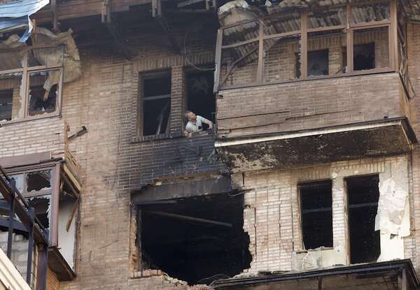 Ataques rusos dejan un muerto y una escuela incendiada en Kiev - Mundo - ABC Color