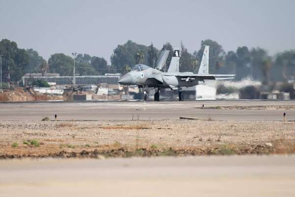 Israel bombardea el puerto de Al Hodeida en Yemen - Mundo - ABC Color