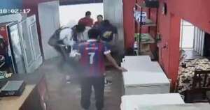 La Nación / Patota agrede con brutalidad a un joven tras partido de la liga luqueña