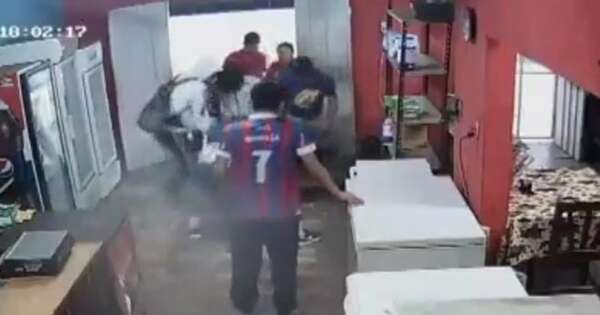La Nación / Patota agrede con brutalidad a un joven tras partido de la liga luqueña