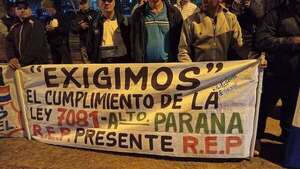 Excombatientes del 89′ se manifiestan para exigir indemnización aprobada por ley - Nacionales - ABC Color