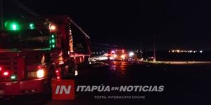 CAMIÓN DESPISTÓ Y PERDIÓ UNA GRAN PARTE DE SU CARGA EN CARMEN DEL PARANÁ 