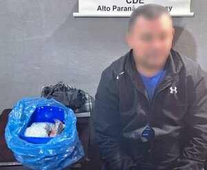 Guardias no aceptan competencia y atrapan a hombre que quiso ingresar cocaína al penal - La Clave