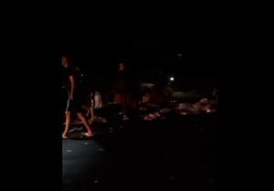 Camión sufre un despiste y transeúntes rapiñan carga de bebidas