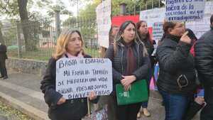 Víctimas de «mafia de los pagarés» protestan frente al Poder Judicial