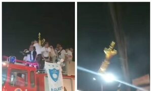 (VIDEO)¡Campeones casi se quedan sin copa en plena caravana!: opyta enganchado a cableríos