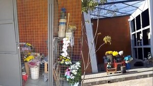 Vendedora de flores quedó sin puesto en el cementerio de SanLo