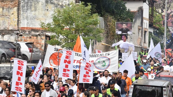 Funcionarios de Salud y administrativos del IPS protestan por temor a desvinculaciones masivas