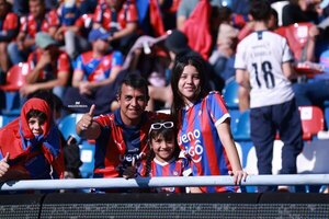 Versus / ¡Más de 20 mil personas! La afición de Cerro Porteño acompañó, pero el equipo falló