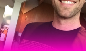 Chris Martin reactiva la “kiss cam” con humor tras el escándalo viral de Andy Byron y Kristin Cabot
