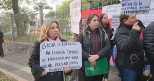 La Nación / Víctimas de la mafia de los pagarés se movilizan frente al Palacio de Justicia