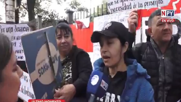 Manifestación de víctimas de la "Mafia de los pagarés" frente al Palacio de Justicia