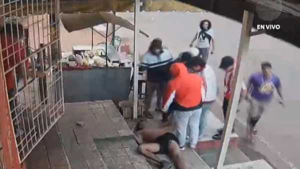 Video: Barrabravas golpean violentamente a un joven en Luque
