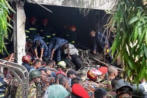 Bangladés: avión militar se estrella contra una escuela y deja 19 muertos