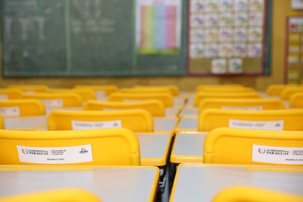 El Gobierno ya distribuyó el 90 % del mobiliario escolar adquirido por Itaipú en 1.172 instituciones educativas - ADN Digital