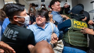 Cae apoyo en EEUU a las deportaciones de Trump, dice encuesta