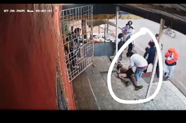 Brutal agresión entre barras en Luque •