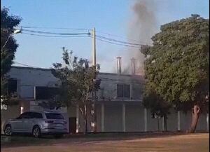 Bomberos controlan incendio en supermercado de Fernando de la Mora - Policiales - ABC Color