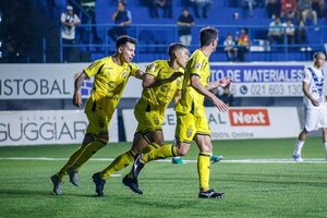 Versus / Recoleta remonta ante Ameliano y tuvo fiesta completa en el césped sintético
