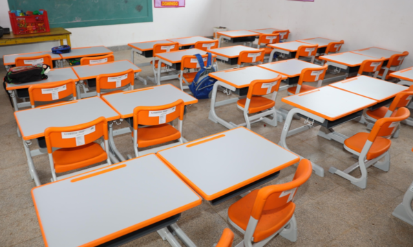 Distribución de pupitres chinos llega al 90%