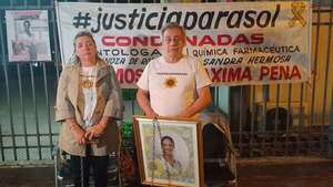 Padres de Sol Chávez se encadenan frente al Poder Judicial  - Nacionales - ABC Color