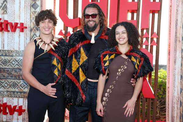 Jason Momoa, feliz con sus hijos en el estreno mundial de su nueva serie en Hawái - Gente - ABC Color