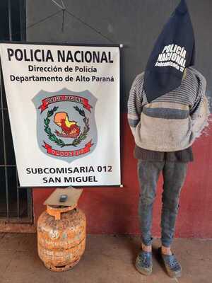 Detienen a sujeto que robó un celular y una garrafa de su propia madre anciana - La Clave