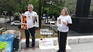Padres de Sol Chávez vuelven a encadenarse frente al PJ - Portal Digital Cáritas Universidad Católica