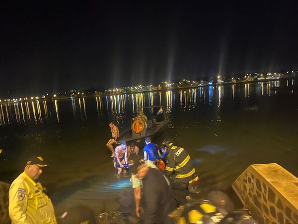 Conductor muere tras caer con su camioneta al subembalse Mboi Ka’e en Encarnación