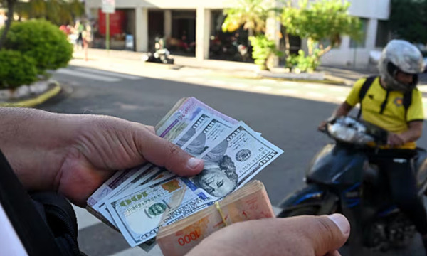 Tendencia global empuja a la baja al dólar en Paraguay, según cambistas - OviedoPress
