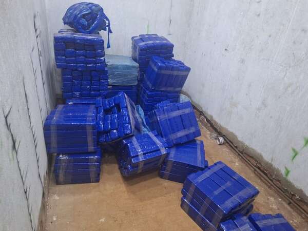Descubren laboratorio y decomisan más de 1.300 kilos de marihuana - Policiales - ABC Color