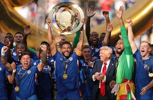 Cucurella recuerda el insólito momento de Trump en el podio de la Copa del Club: «Me moría de miedo»