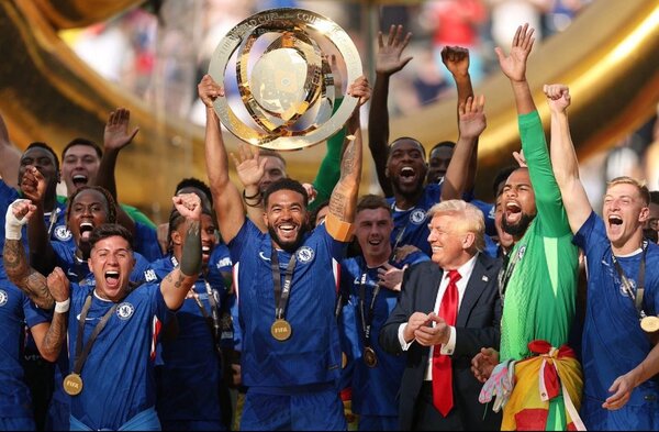 Cucurella recuerda el insólito momento de Trump en el podio de la Copa del Club: «Me moría de miedo»