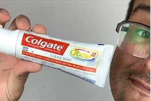 Argentina prohíbe crema dental Colgate por efectos adversos