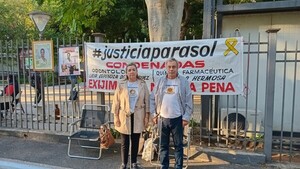 Padres de Sol Chávez se encadenan frente a tribunales y exigen ratificar condena