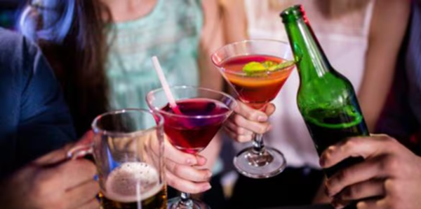 Hallan a niños con poca ropa en fiesta nocturna: alcohol y sesión de fotos con ositos