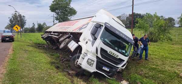 CAMIÓN SALIÓ DE LA RUTA Y TERMINÓ EN LA BANQUINA EN CORONEL BOGADO
