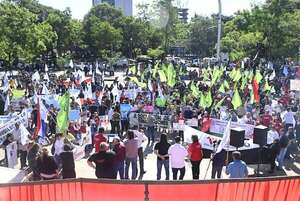 Centrales sindicales debaten acciones ante ataques del gobierno de Santiago Peña - Nacionales - ABC Color