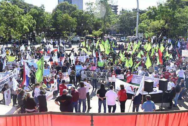 Centrales sindicales debaten acciones ante ataques del gobierno de Santiago Peña - Nacionales - ABC Color