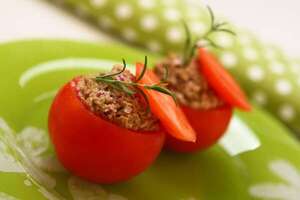 Almuerzo saludable: tomates rellenos con atún, bajos en calorías y listos en minutos - Gastronomía - ABC Color