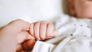 Buscan padrinos para beba huérfana: "Ni nunca voy a dar a mi nieta", dice el abuelo