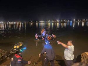 ¡Nde tavýonde! ¡Tatáre se cayó en el río con su camioneta ha omanoite!