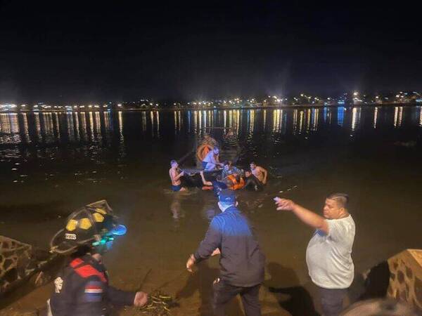 ¡Nde tavýonde! ¡Tatáre se cayó en el río con su camioneta ha omanoite!