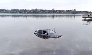 Fallece conductor que cayó al agua con su camioneta en Encarnación – Prensa 5