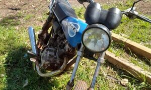Hallan motocicleta abandonada en zona boscosa