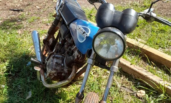 Hallan motocicleta abandonada en zona boscosa